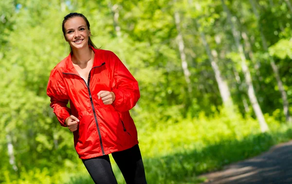 Gesunde junge Athletin läuft — Stockfoto