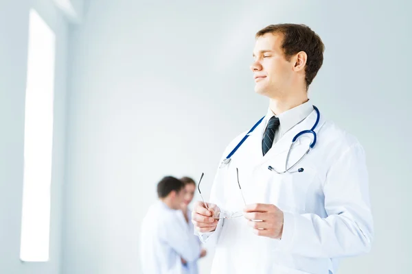 Retrato del joven médico exitoso — Foto de Stock