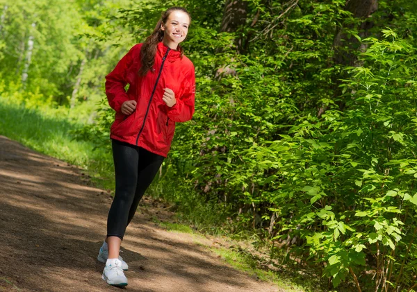 Jeune athlète féminine en bonne santé courir — Photo