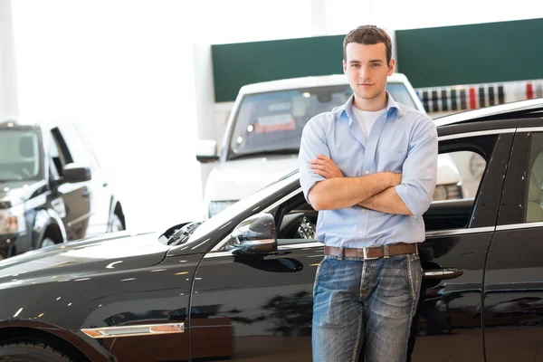 Мужчина, стоящий рядом с автомобилем — стоковое фото