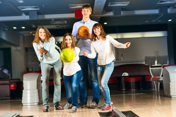 Groep van jonge vrienden spelen bowling — Stockfoto