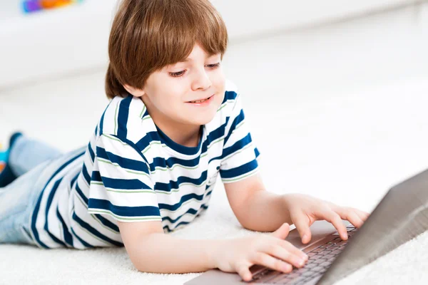 Niño con un ordenador portátil — Foto de Stock