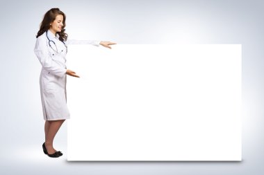 genç kadın doktor yakın boş ana başlık ayakta