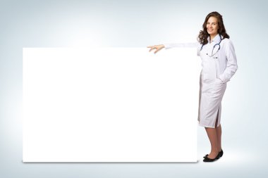 genç kadın doktor yakın boş ana başlık ayakta