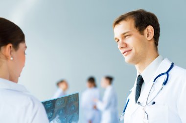 bir meslektaşım ile konuşan doktor