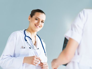 bir meslektaşım ile konuşan doktor