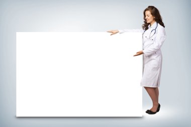genç kadın doktor yakın boş ana başlık ayakta