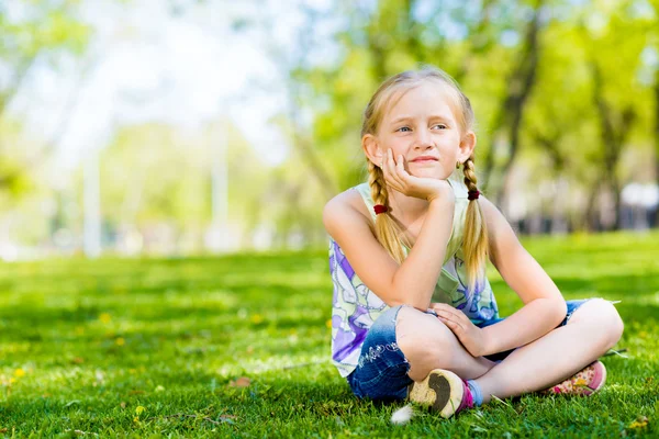 Ritratto di una ragazza in un parco — Foto Stock