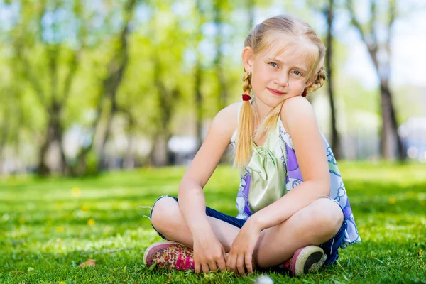 Retrato de uma menina em um parque — Fotografia de Stock