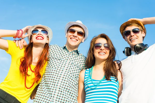 Group of young people wearing sunglasses and hat — Stock Photo, Image