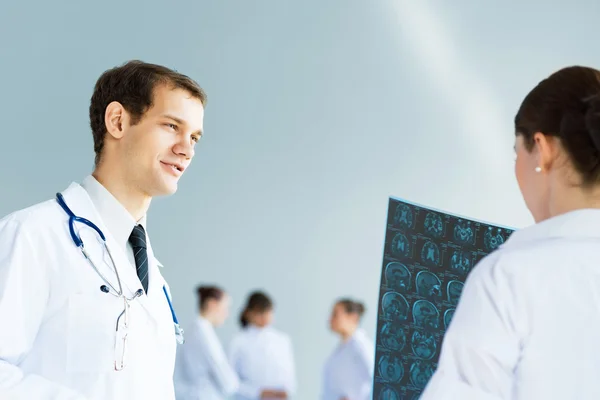 Médico conversando com um colega — Fotografia de Stock