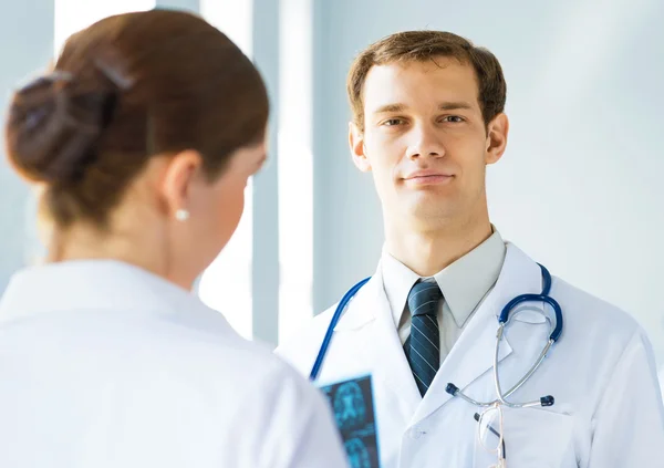 Doctor talking with a colleague — Stock Photo, Image