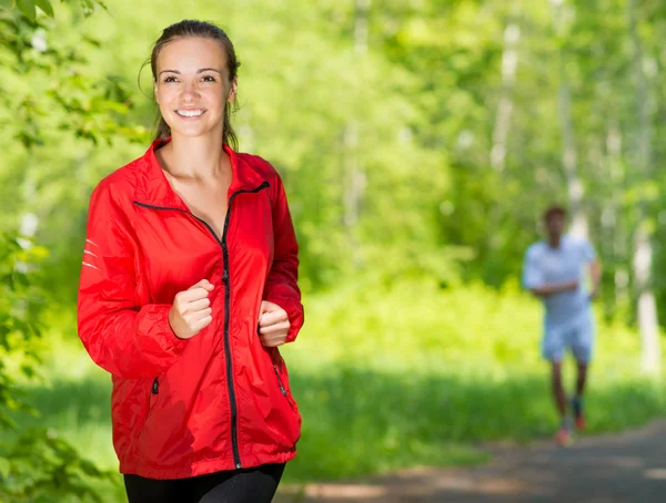 Sana giovane atleta donna in esecuzione — Foto Stock