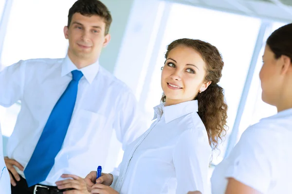 Geschäftsleute treffen sich am Flipchart — Stockfoto