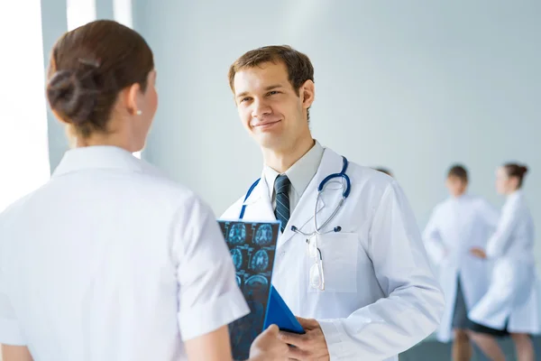 Médecin parlant avec un collègue — Photo