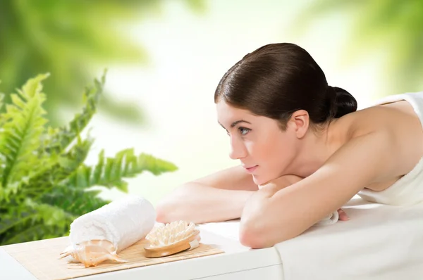 Beautiful spa woman lying on the couch — Stock Photo, Image