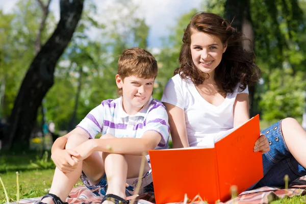 Reading a book together — Stock Photo, Image