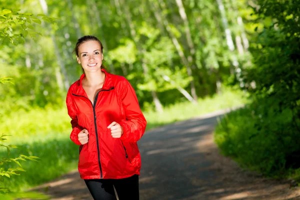 Jeune athlète féminine en bonne santé courir — Photo