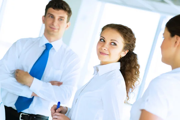 Businessmen are meeting near the flipchart — Stock Photo, Image