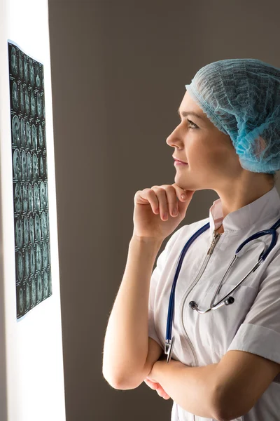 Doctor mirando la radiografía — Foto de Stock