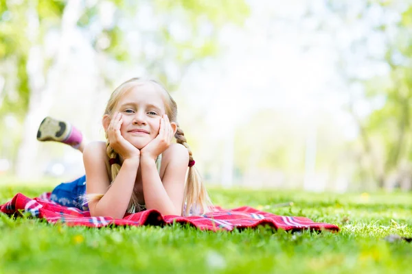 Portret van een glimlachende meisje in een park — Stockfoto