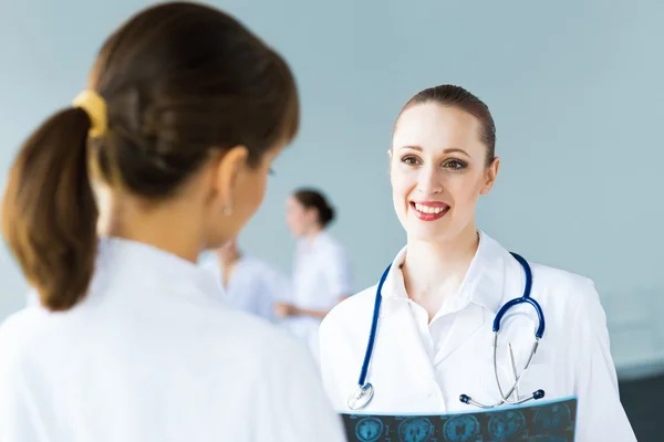 Doctor talking with a colleague — Stock Photo, Image