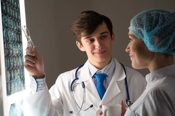 Colegas médicos conferir perto da imagem de raios-x — Fotografia de Stock