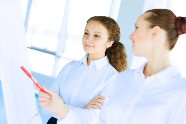 Businessmen are meeting near the flipchart — Stock Photo, Image