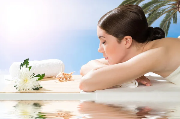 Bella donna spa sdraiata sul divano — Foto Stock