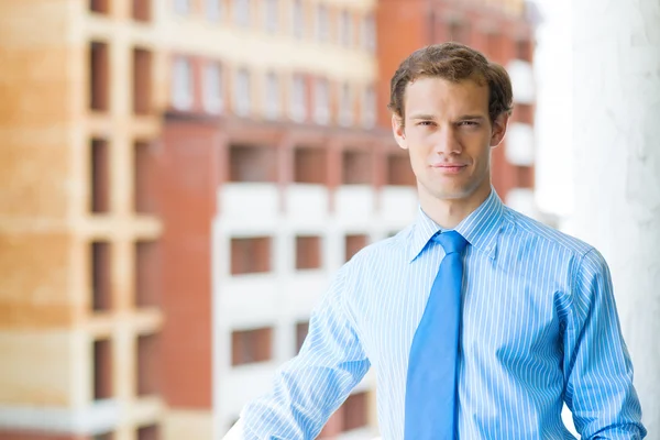 Successful young businessman smiling — Stock Photo, Image