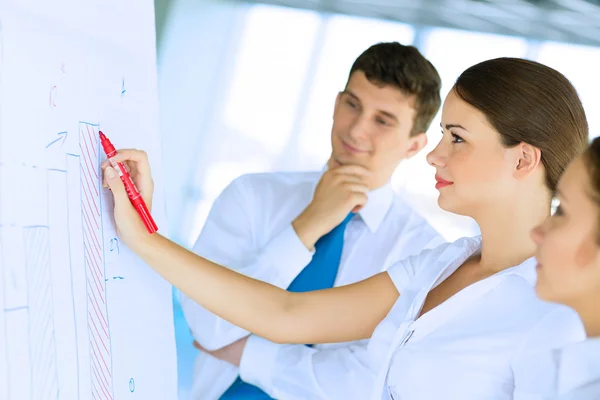 Businessmen are meeting near the flipchart — Stock Photo, Image