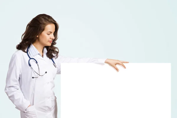 Genç kadın doktor boş bir afiş — Stok fotoğraf