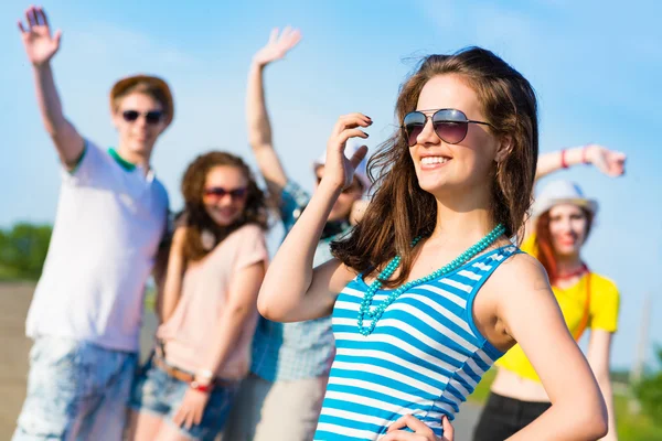 Mujer joven con estilo en gafas de sol — Foto de Stock