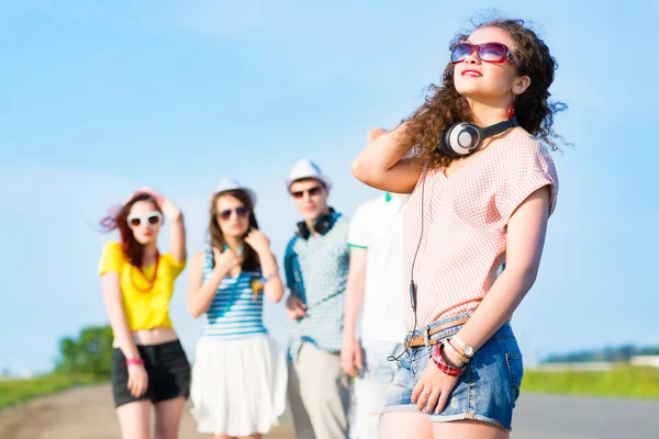 Jonge vrouw met koptelefoon — Stockfoto