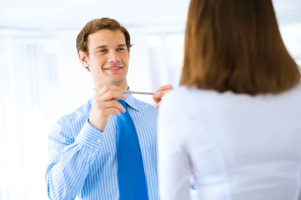 Joven hombre de negocios haciendo entrevistas — Foto de Stock