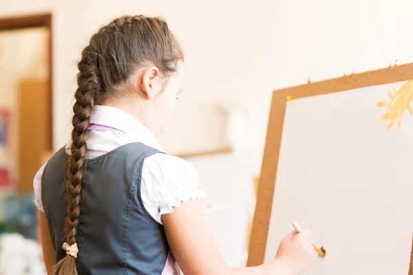 Κορίτσι στην ποδιά ζωγραφική — Φωτογραφία Αρχείου