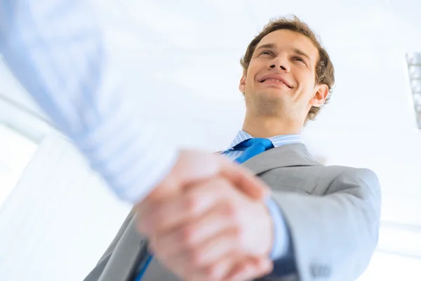 Hombre de negocios estrechando la mano con un colega — Foto de Stock