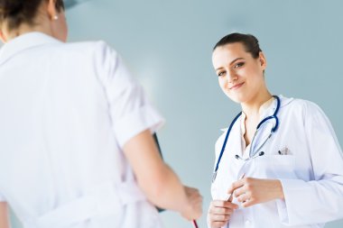bir meslektaşım ile konuşan doktor