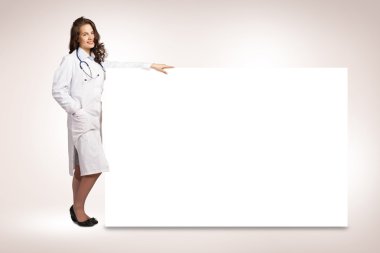 genç kadın doktor yakın boş ana başlık ayakta