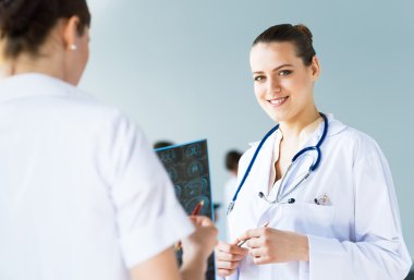 bir meslektaşım ile konuşan doktor