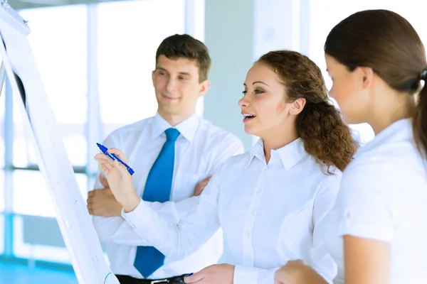 Businessmen are meeting near the flipchart — Stock Photo, Image