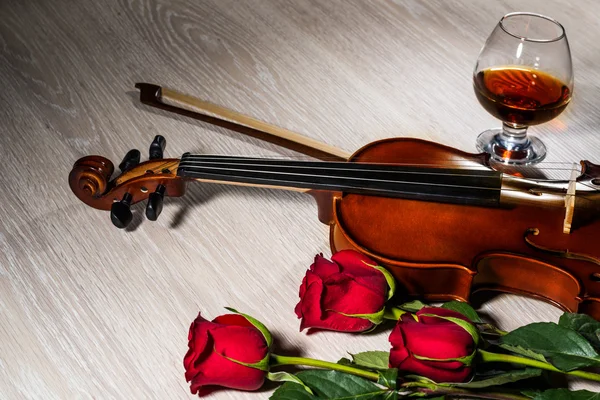 Violín, rosa, copa de champán y libros de música — Foto de Stock