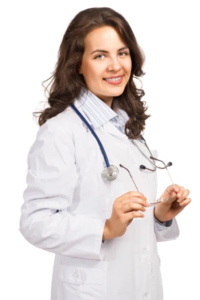 Kvinna läkare håller glasögon och ler — Stockfoto