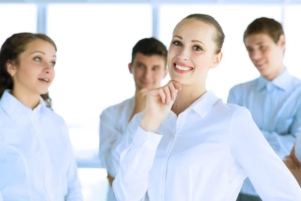 Empresarios discutiendo una tarea conjunta — Foto de Stock