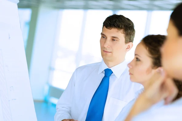 Businessmen are meeting near the flipchart — Stock Photo, Image