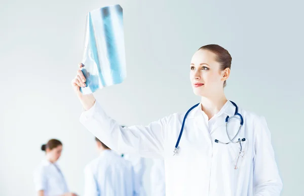 Retrato de bem sucedido jovem médico — Fotografia de Stock