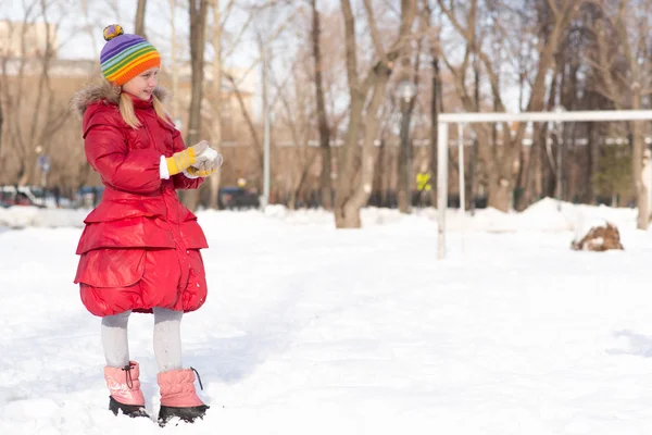 Girl in a winter park — Stock Photo, Image