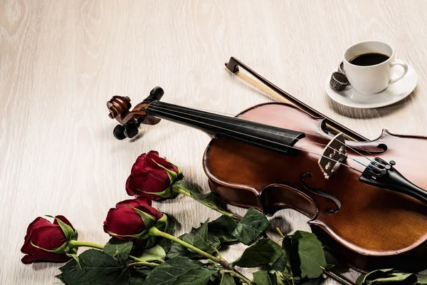 Libros de violín, rosa, café y música — Foto de Stock