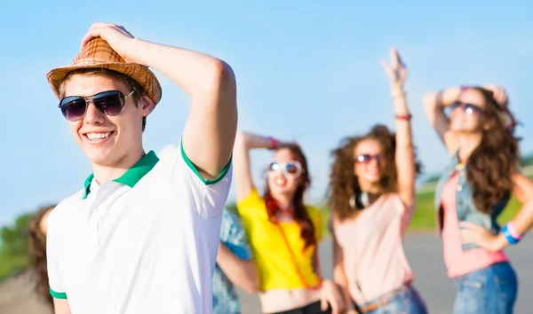 Jeune homme en lunettes de soleil — Photo