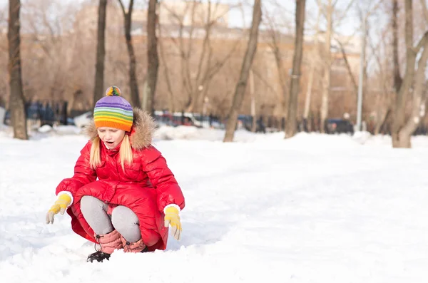 Flicka i en vinterpark — Stockfoto